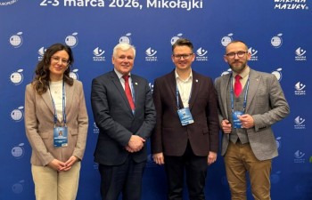 Jakub Jakubowski z Burmistrz Golubia-Dobrzynia Dominiką Piotrowską, Profesorem Jackiem Sierakiem (SGH) oraz Burmistrzem Olsztynka Robertem Waraksą.