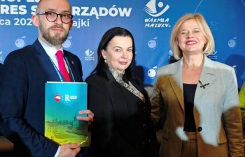 Jakub Jakubowski z Burmistrz Ogrodzieńca - Anną Pilarczyk oraz Minister Kultury - Bożeną Żelazowską