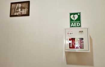 Defibrylator w Miejskiej Bibliotece Publicznej im. Zenona Przesmyckiego – budynek przy ul. Armii Krajowej 5