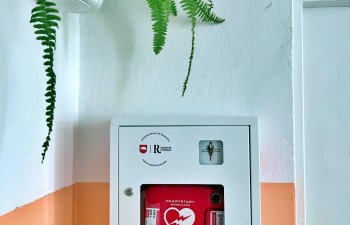 Defibrylator w Szkole Podstawowej nr 2 w Radzyniu Podlaskim (budynek przy ul. Sitkowskiego)