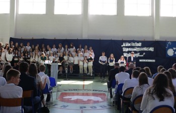 Pożegnanie klas 8 w budynku Szkoły Podstawowej nr 2 przy ul. Sitkowskiego