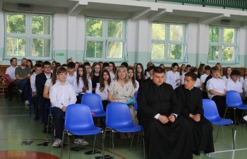 Pożegnanie klas 8 w budynku Szkoły Podstawowej nr 2 przy ul. Sitkowskiego