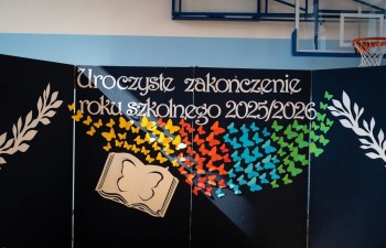 Zakończenie roku szkolnego w budynku Szkoły Podstawowej nr 2 przy ul. Chmielowskiego