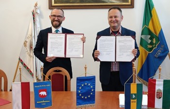 Fot.: Csilla Nagy. Burmistrzowie Miast Radzyń Podlaski i Egyek odnowili umowię o współpracy partnerskiej.