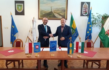 Fot.: Csilla Nagy. Burmistrzowie Miast Radzyń Podlaski i Egyek odnowili umowię o współpracy partnerskiej.