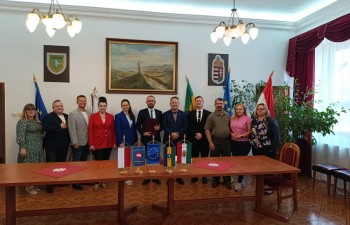 Fot.: Csilla Nagy. Burmistrzowie Miast Radzyń Podlaski i Egyek odnowili umowię o współpracy partnerskiej.